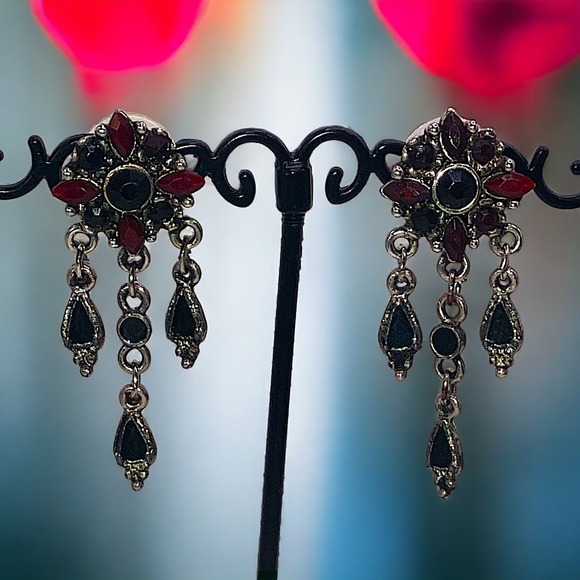 Red & Black Medallian with 3 Tier Drops 1 .75 Inch Earrings Vintage! - Picture 1 of 6